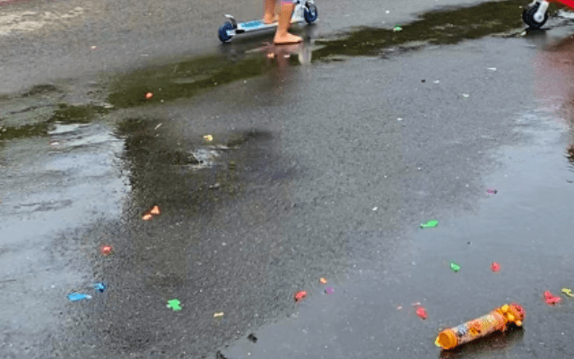 水風船が破裂した後のカス