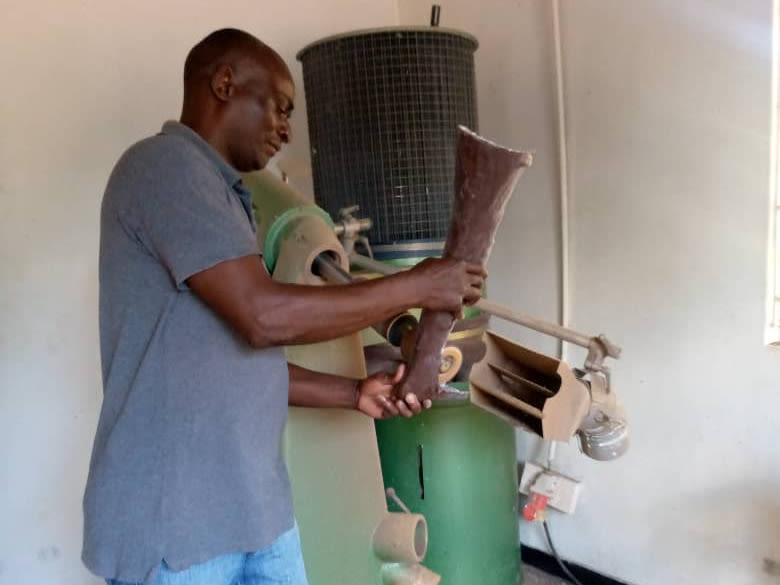 Werkplaats voor orthopedische hulpmiddelen in Zambia helpt honderden mensen weer mobiel te worden