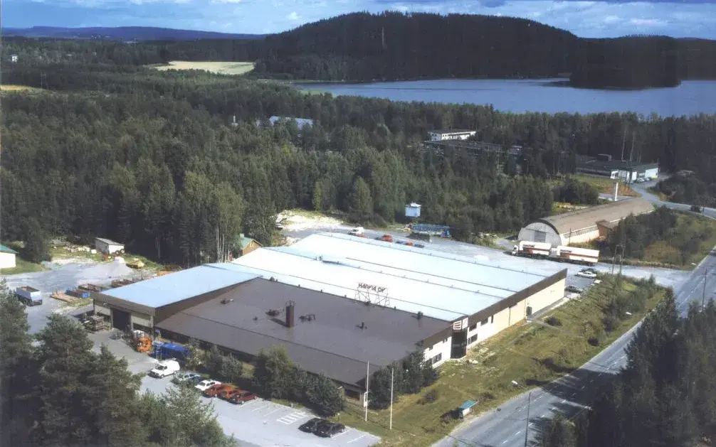 1990 – von Finnland in die Welt. Wir begannen, unsere Öfen ins Ausland zu liefern. Finnische Handwerkskunst und Sauna-Gefühl fanden ein neues Zuhause in Europa, den USA und Asien.