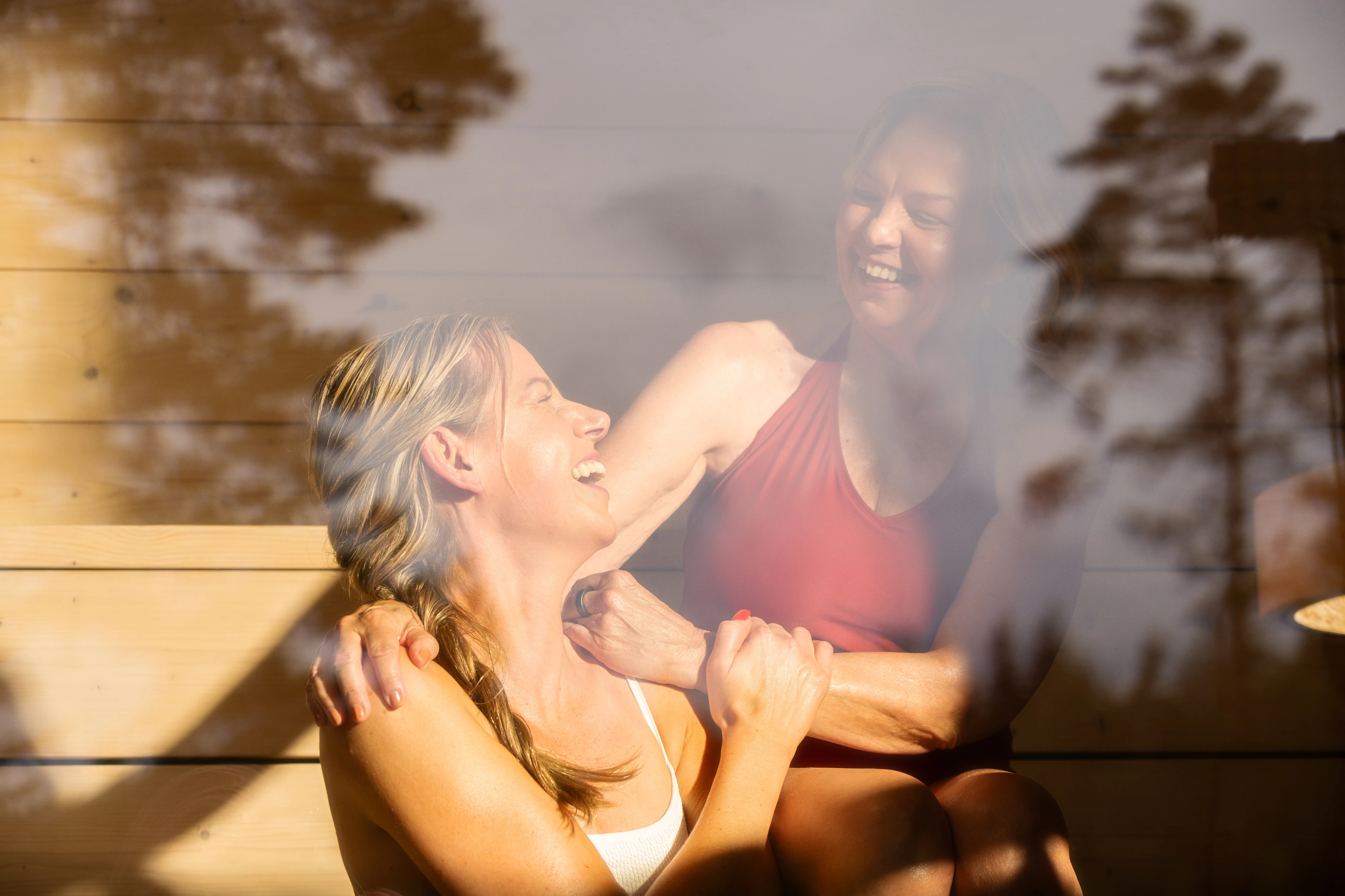 2020er – vernetztes Wohlbefinden. Vom Garten bis zur App: Wir definieren das Sauna-Leben neu. Mit Außensaunen, Whirlpools und digitalen Steuerungen genießen Sie Wärme so einfach und inspirierend wie noch nie. 