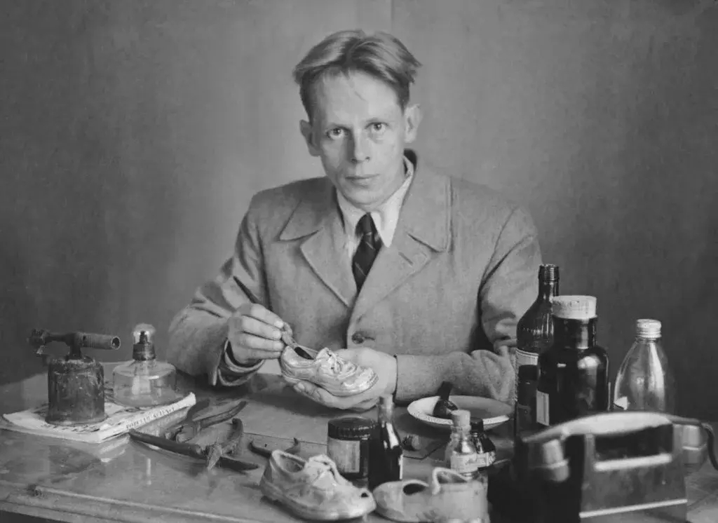 1950 – Wo alles begann. Alles nahm seinen Anfang in einer kleinen Garage in Finnland. Tapani Harvia baute seinen ersten Holzofen, um seiner Familie die Freude an der Sauna zu schenken und bald auch Freunden und Nachbarn. So nahm die Geschichte Ihren Anfang