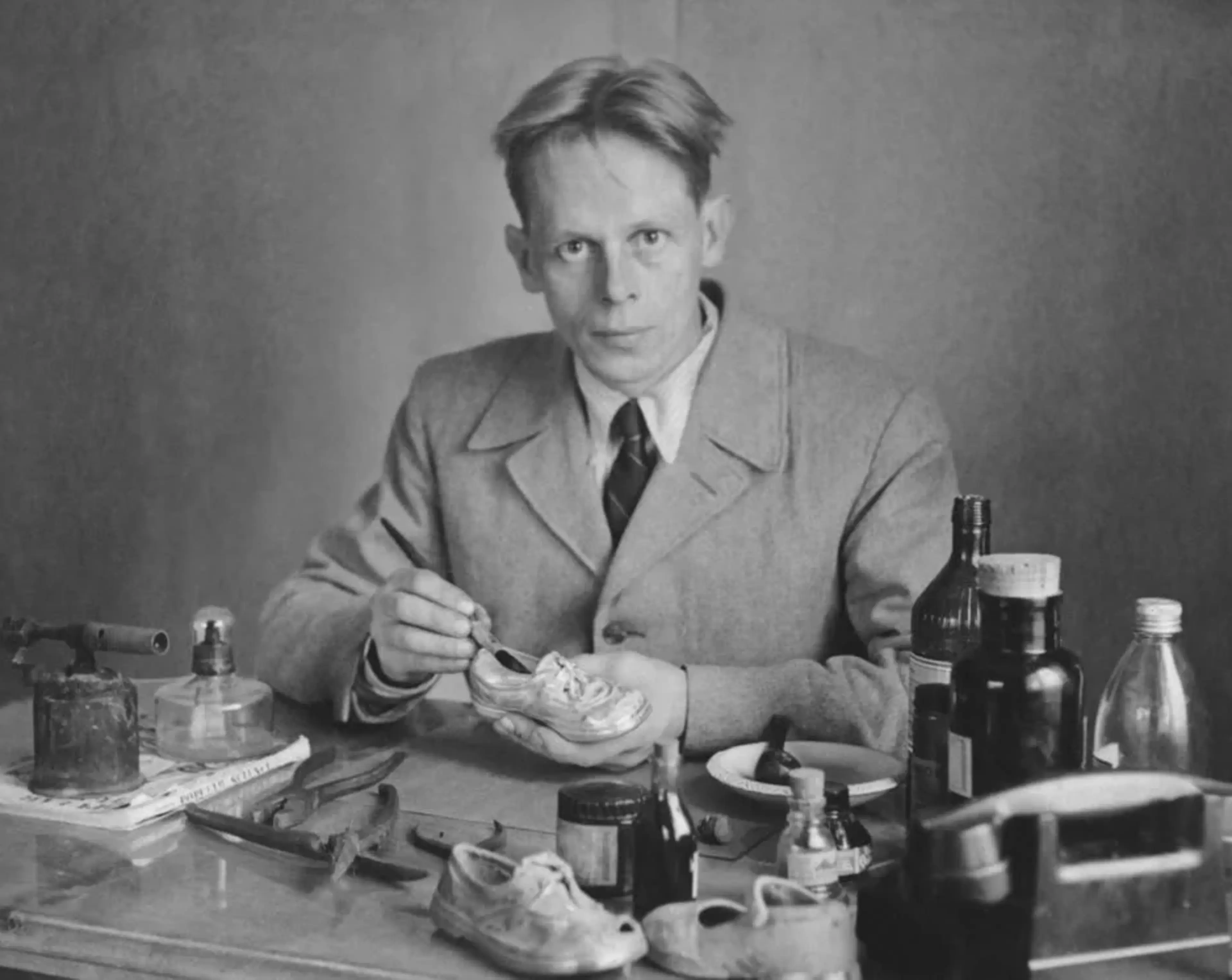 1950 – Wo alles begann. Alles nahm seinen Anfang in einer kleinen Garage in Finnland. Tapani Harvia baute seinen ersten Holzofen, um seiner Familie die Freude an der Sauna zu schenken und bald auch Freunden und Nachbarn. So nahm die Geschichte Ihren Anfang