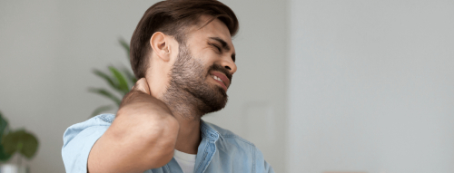 Hombre con dolor de cuello