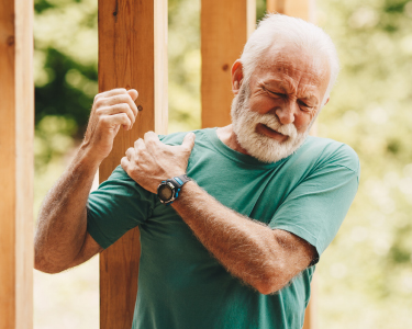 Hombre de edad avanzada con dolor de hombro derecho