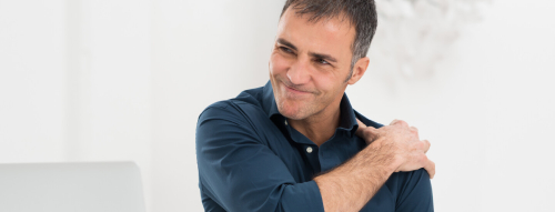 Hombre con dolor de hombro izquiedo