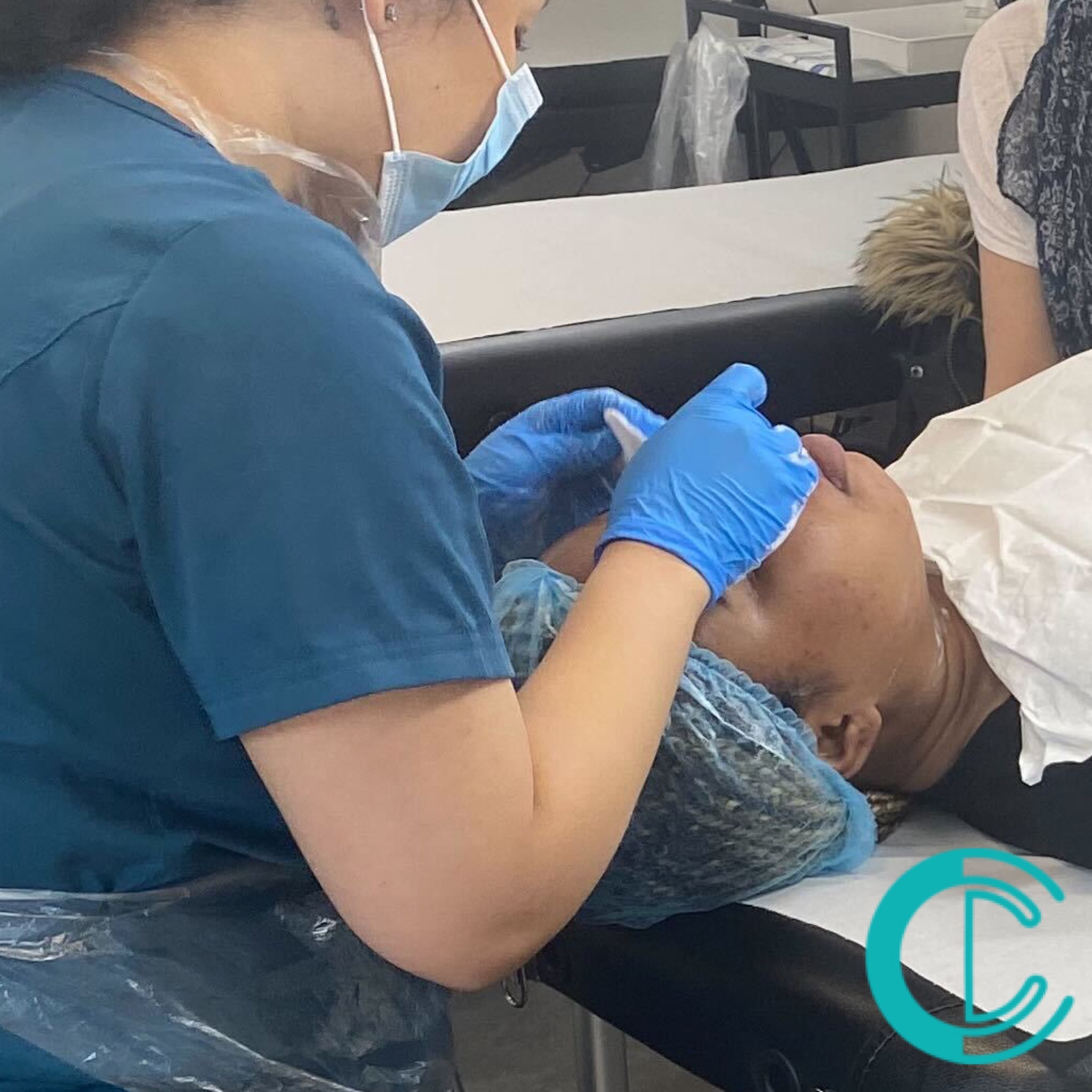 Dermaplaning Training At The Cosmetic College
