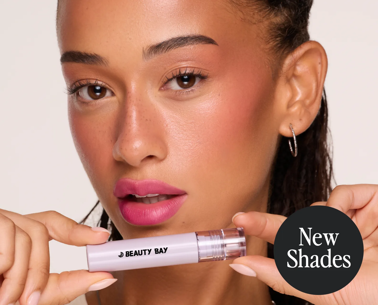 عاد أحمر الشفاه الثابت الأكثر مبيعًا All Hours Lip Stain مع درجتين جديدتين!