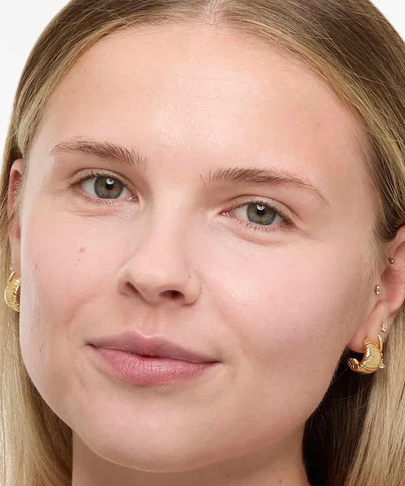 Ivory concealer worn by Aimee Barlow