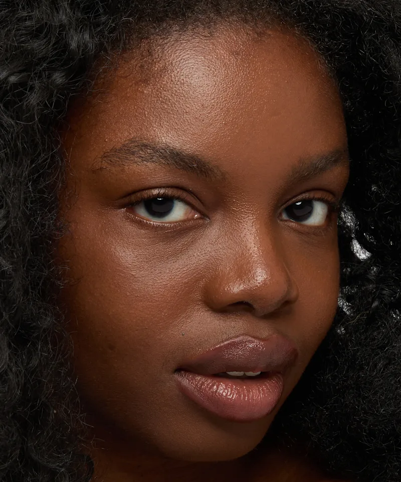 Brew concealer worn by Jessica Sebastiao