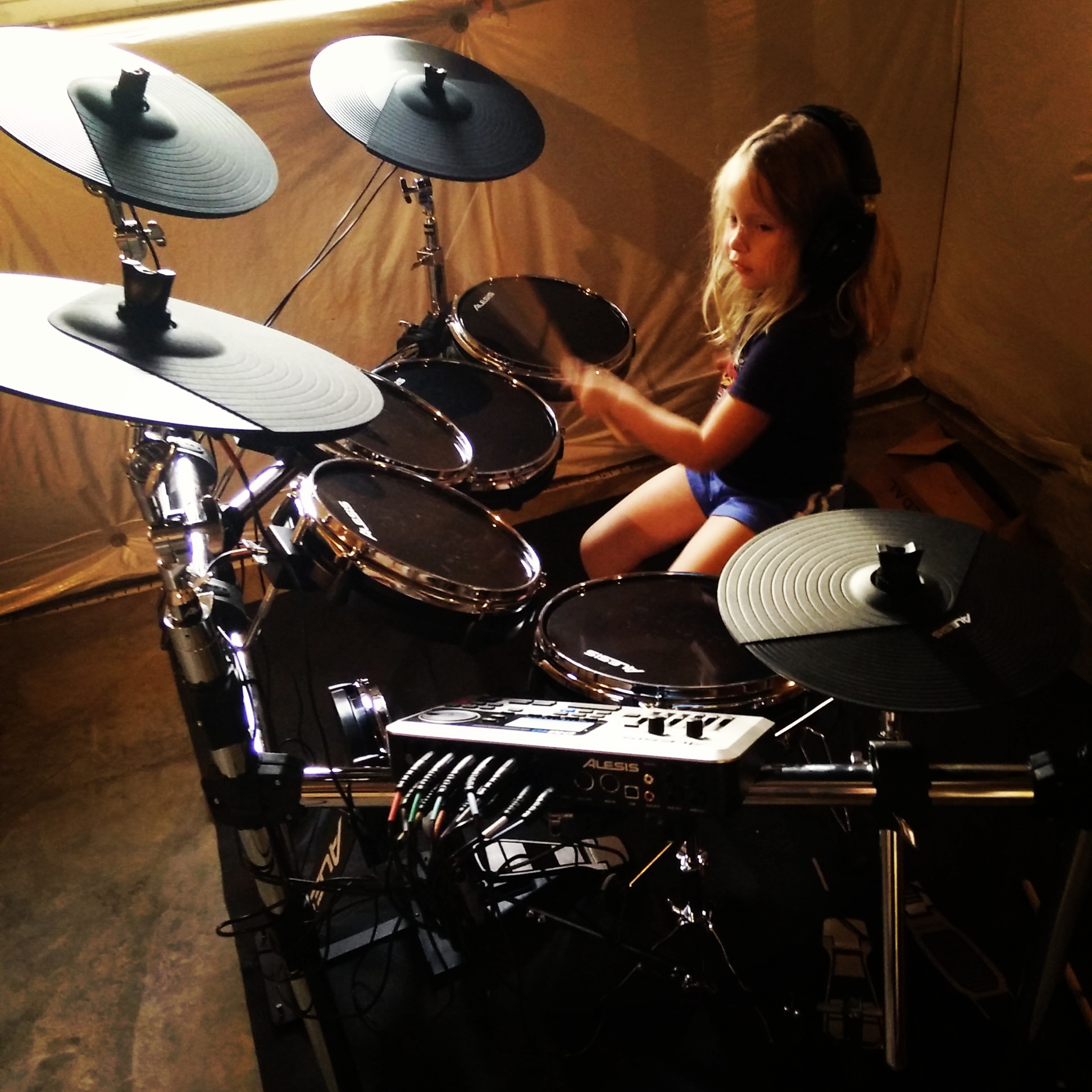 Luciana on the drums!