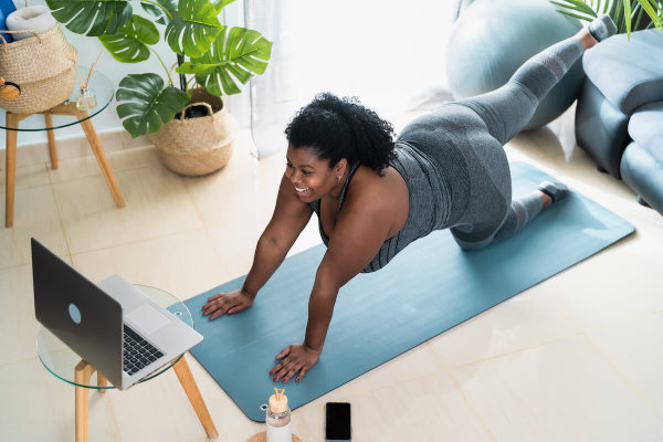 How to start working out again: woman doing an online workout