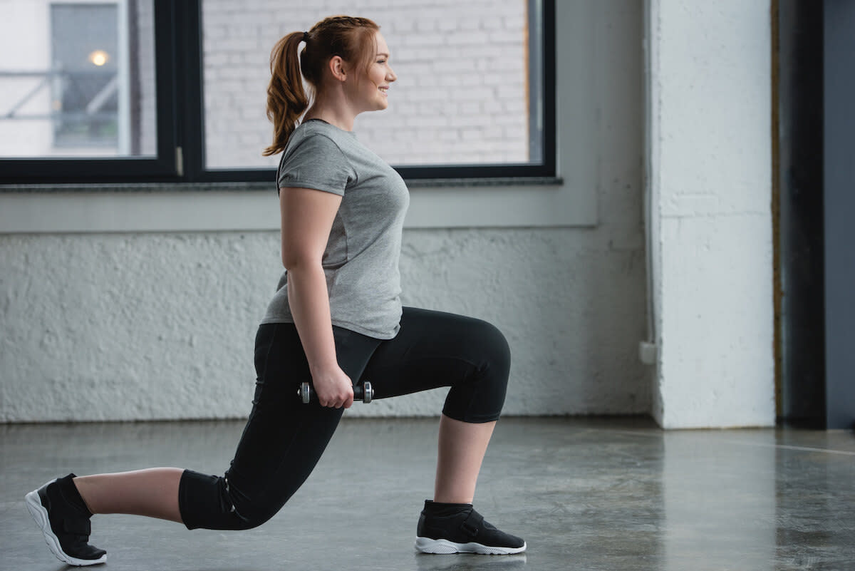 Full body workout plan: Woman doing front lunges
