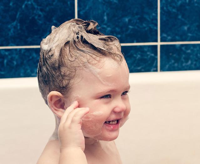 bebé con shampoo sonriendo