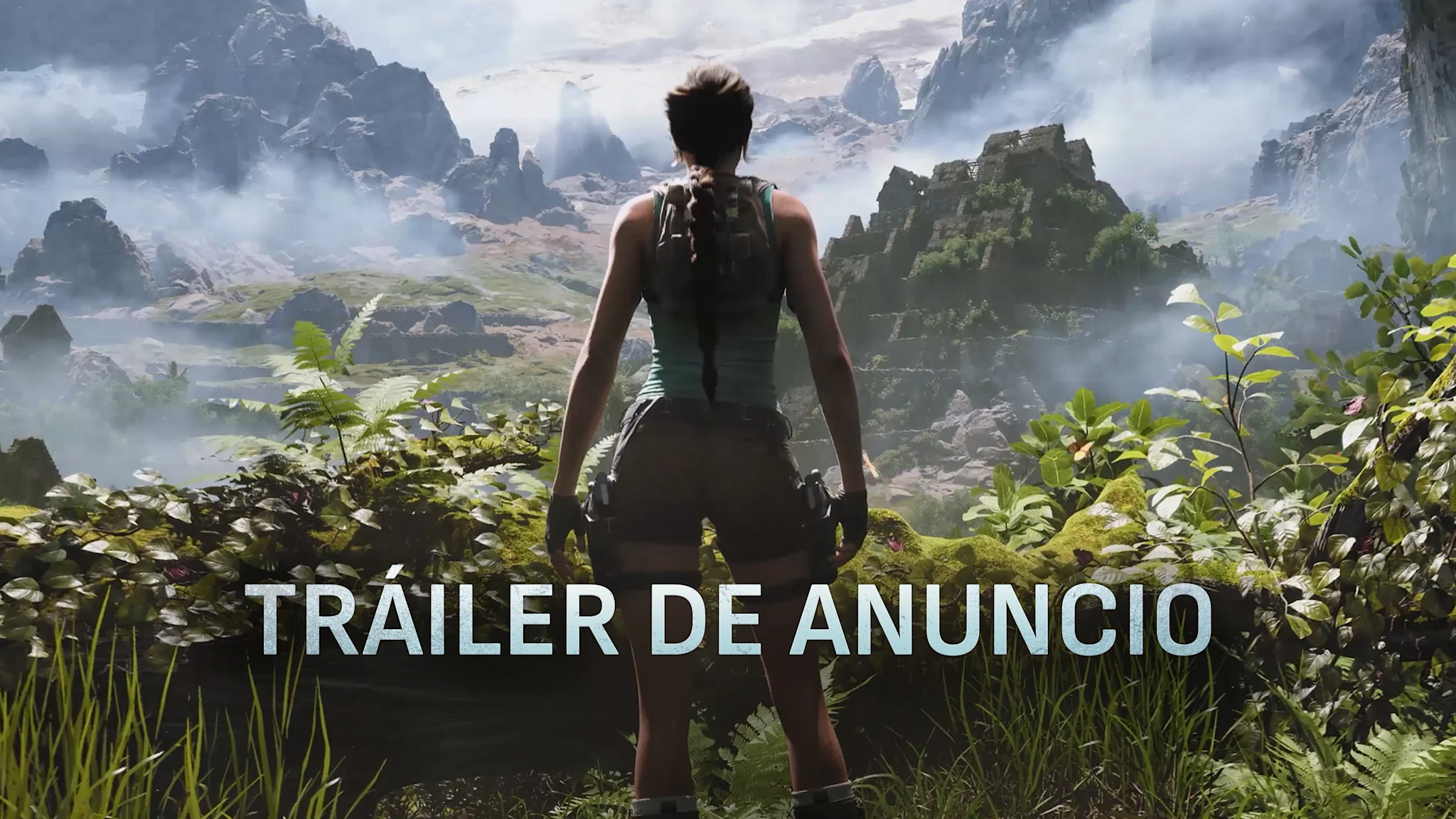 Una aventurera con una mochila de pie sobre un acantilado en medio de la neblina frente a un impresionante valle con imponentes formaciones rocosas y exuberante vegetación.