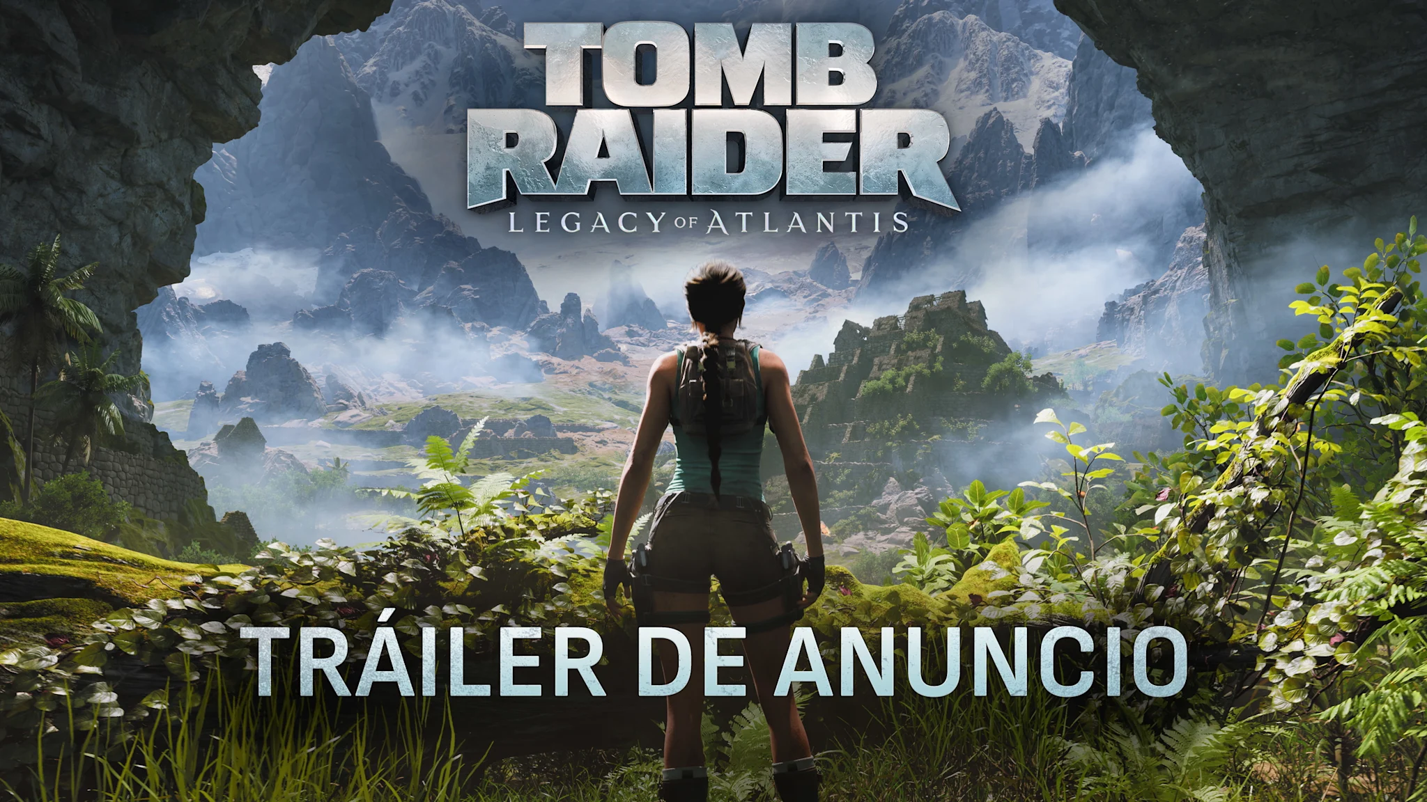 Una aventurera con una mochila de pie sobre un acantilado en medio de la neblina frente a un impresionante valle con imponentes formaciones rocosas y exuberante vegetación.