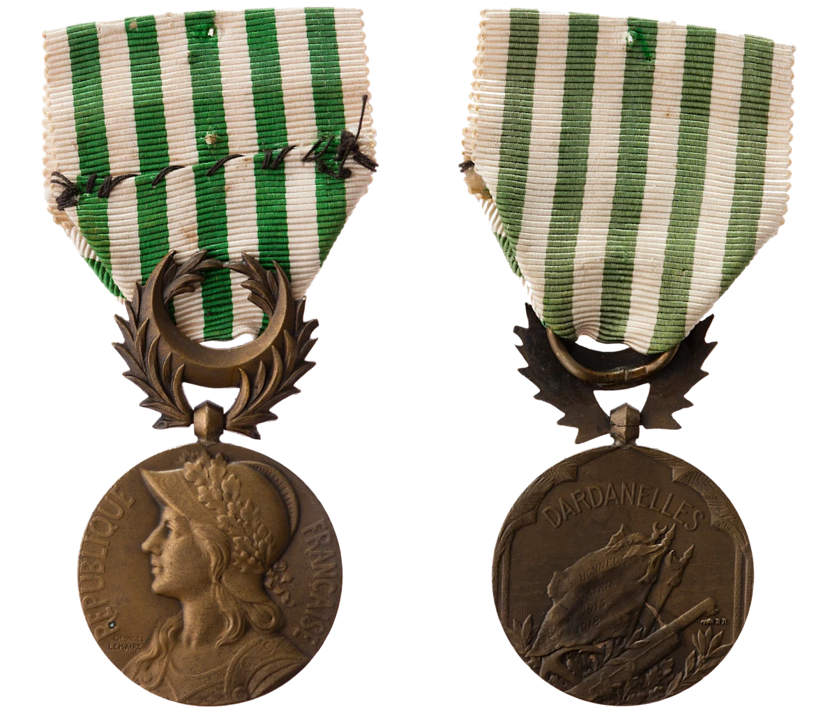 Two views of a bronze medal: the obverse showing the profile of a helmeted female figure with REPUBLIQUE FRANCAISE around the edge, and the reverse showing draped regimental colours, pikes, and a crossed rifle and anchor, with DARDANELLES in the exergue below.
