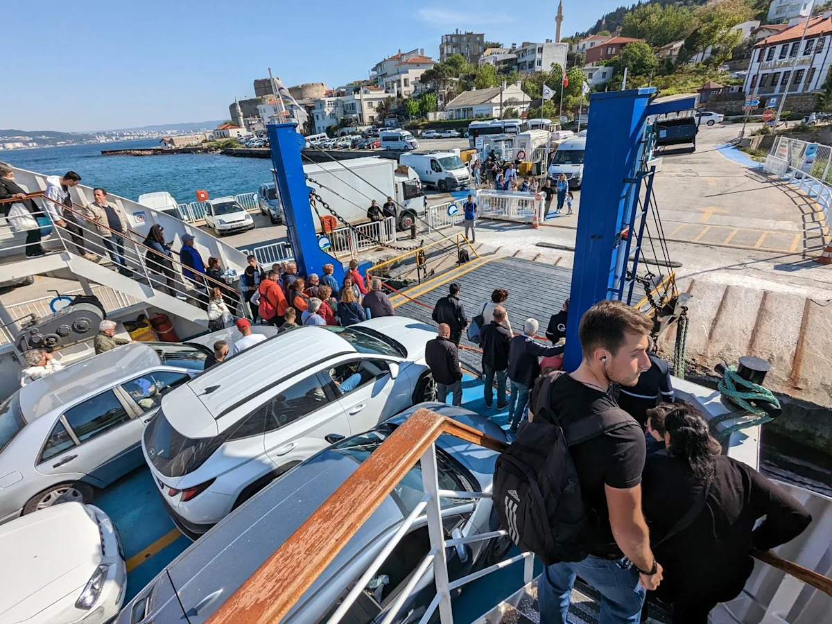 Passengers and cars leaving the ferry at Kilitbahir
