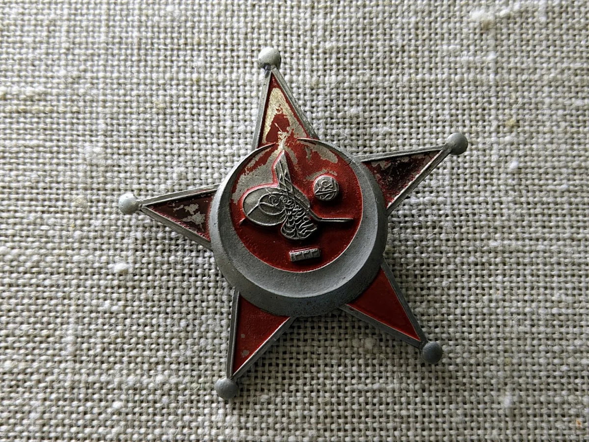 Ottoman war medal, a red enamel star and crescent