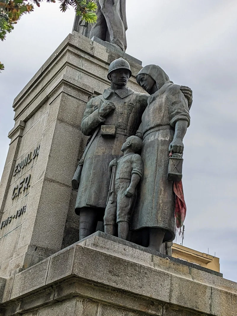 Memorial to railway workers at Gara de Nord