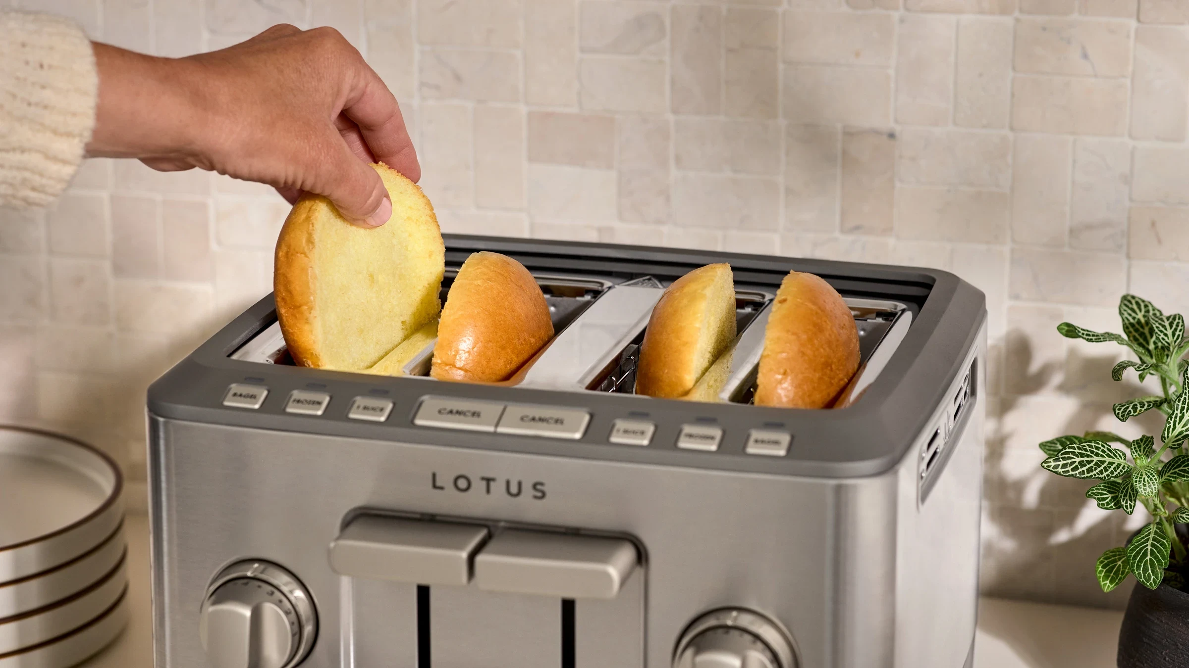 buns toasting in the four slice™ precision toaster model ltstr504