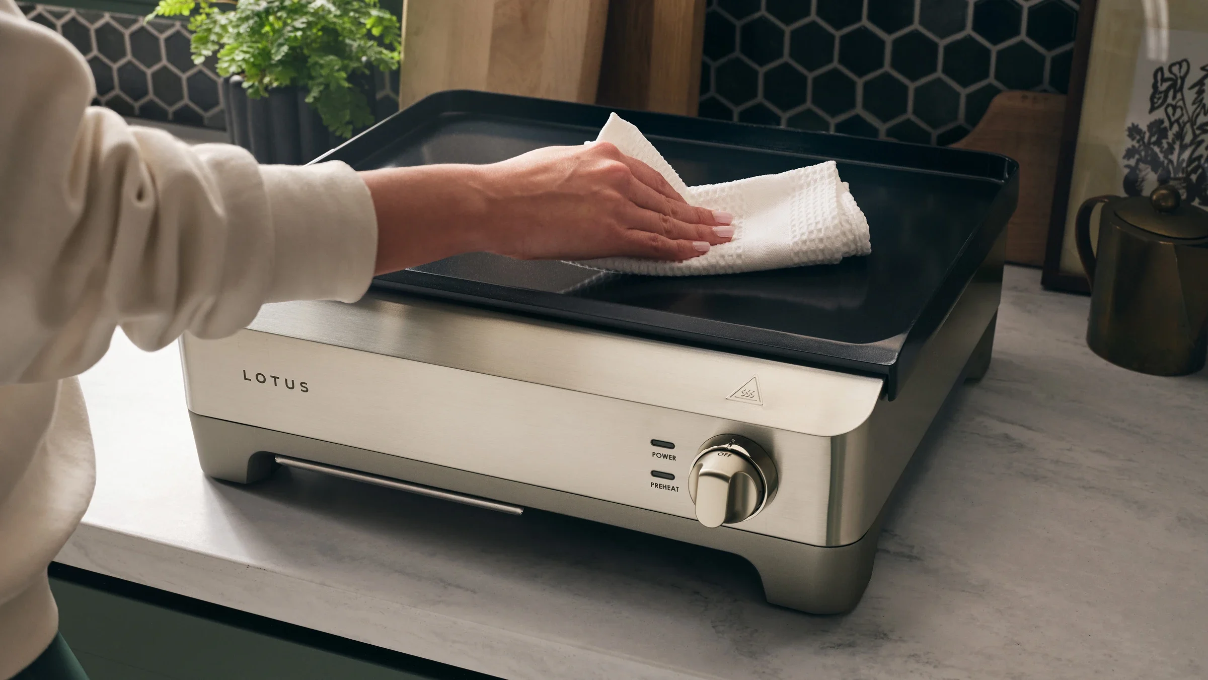 person cleaning the short order™ precision sear griddle model ltsgr500