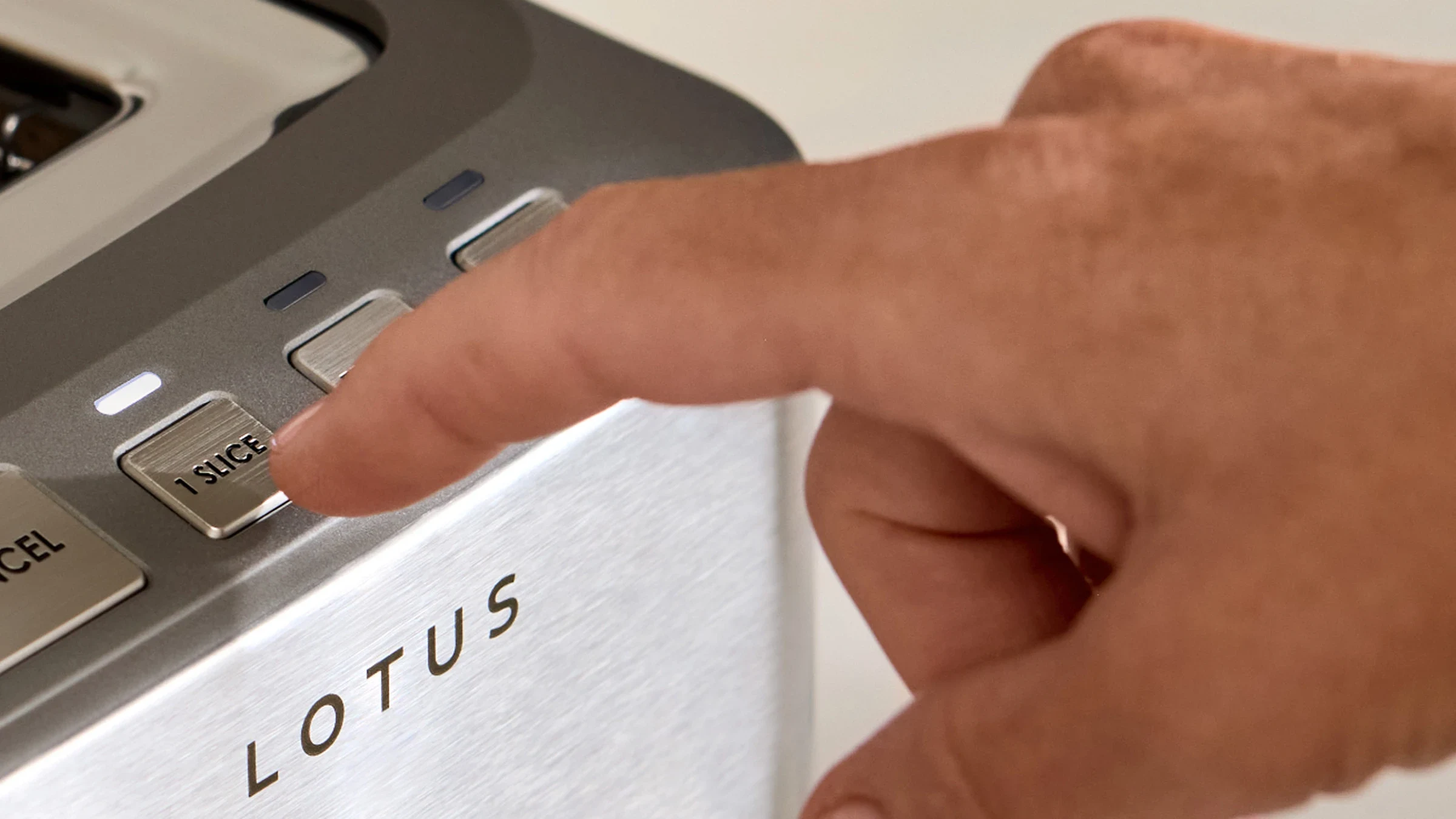 close up of one slice button on the four slice™ precision toaster model ltstr504