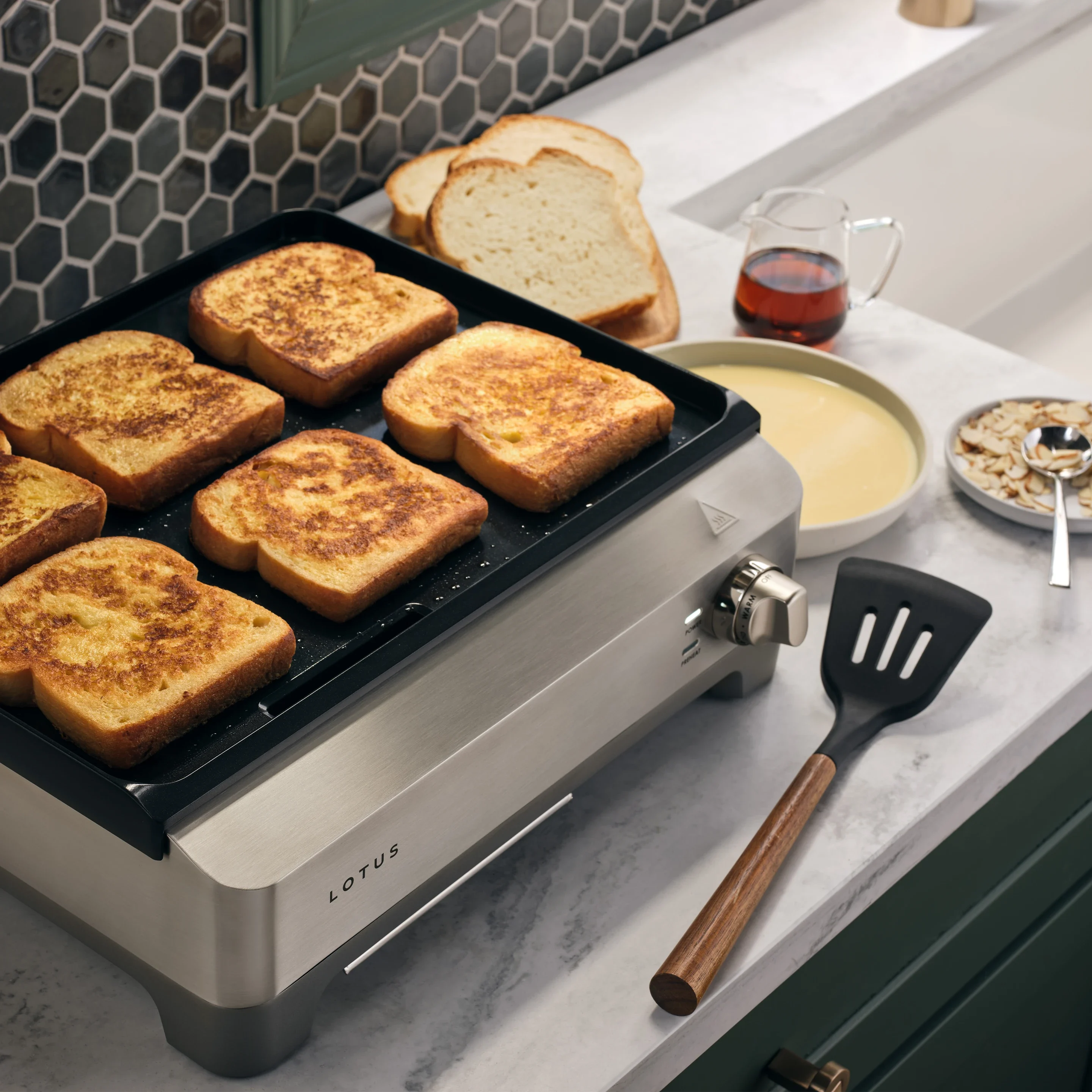 french toast cooking on the short order™ precision sear griddle model ltsgr500