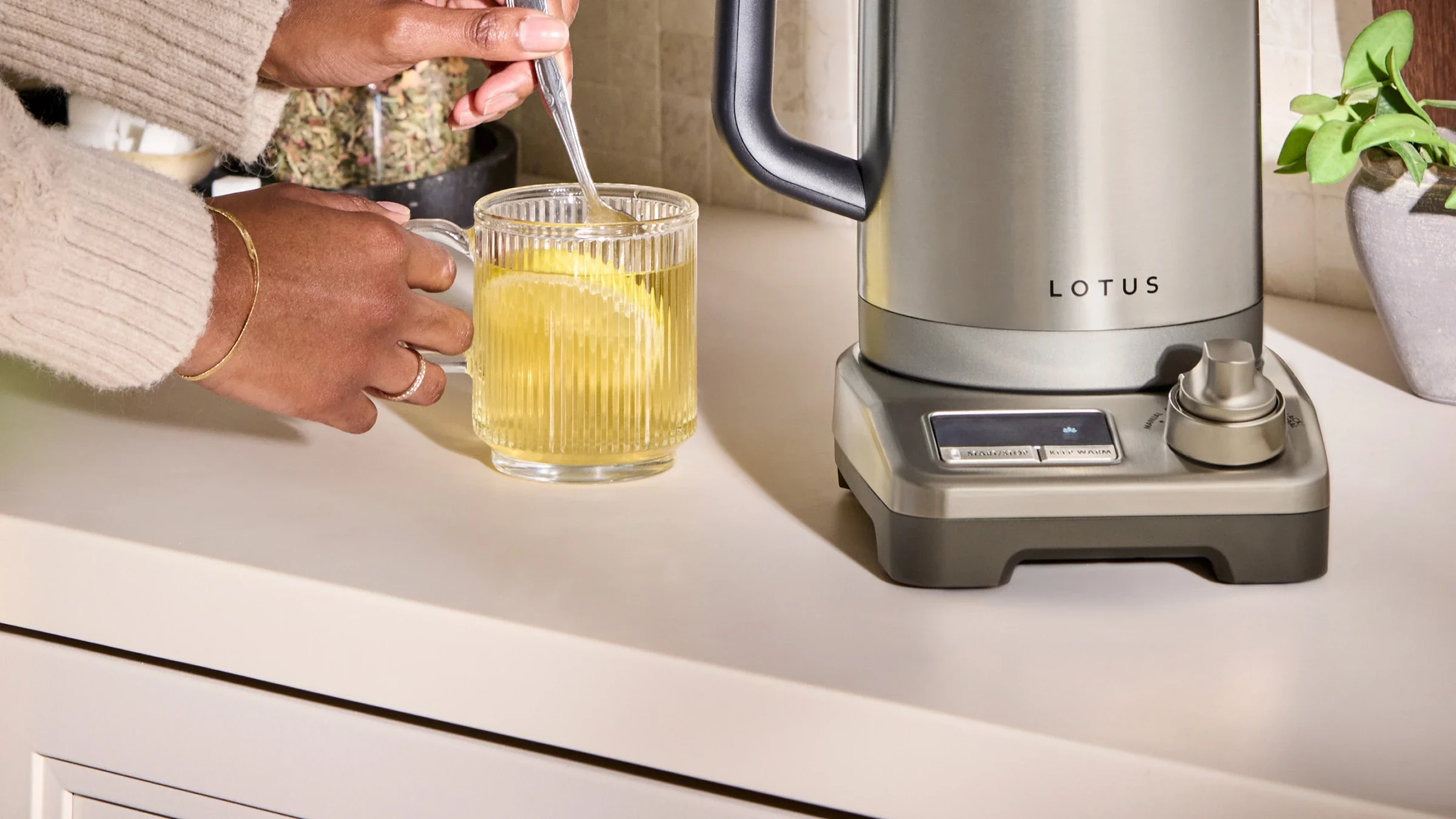 person making tea using the purist™ precision temperature kettle model ltskt500