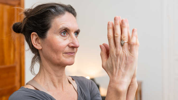 Frau über 50 beim Online Yoga und Fitness Training