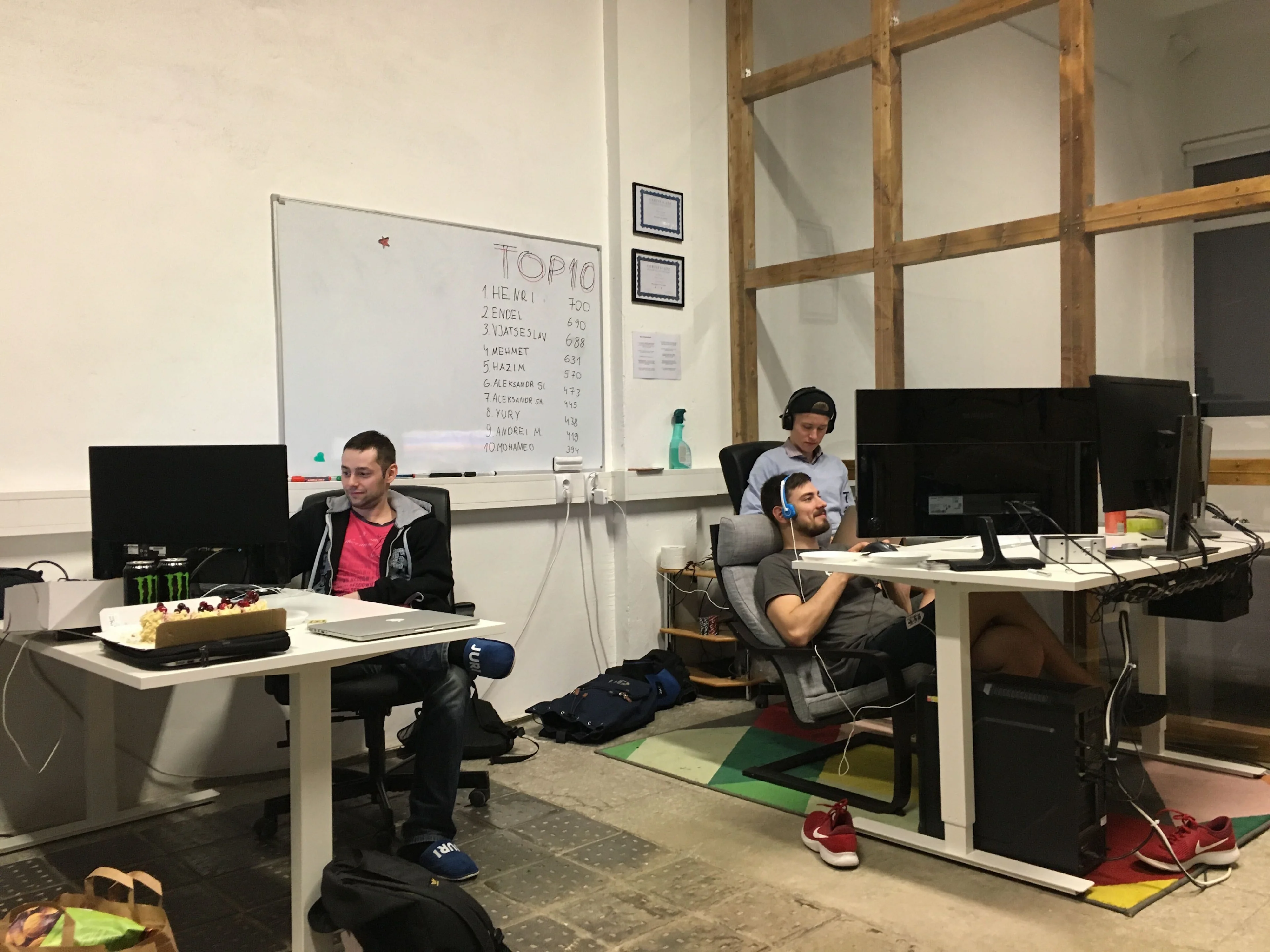 Image - Juri Gurski - Tech support at desk