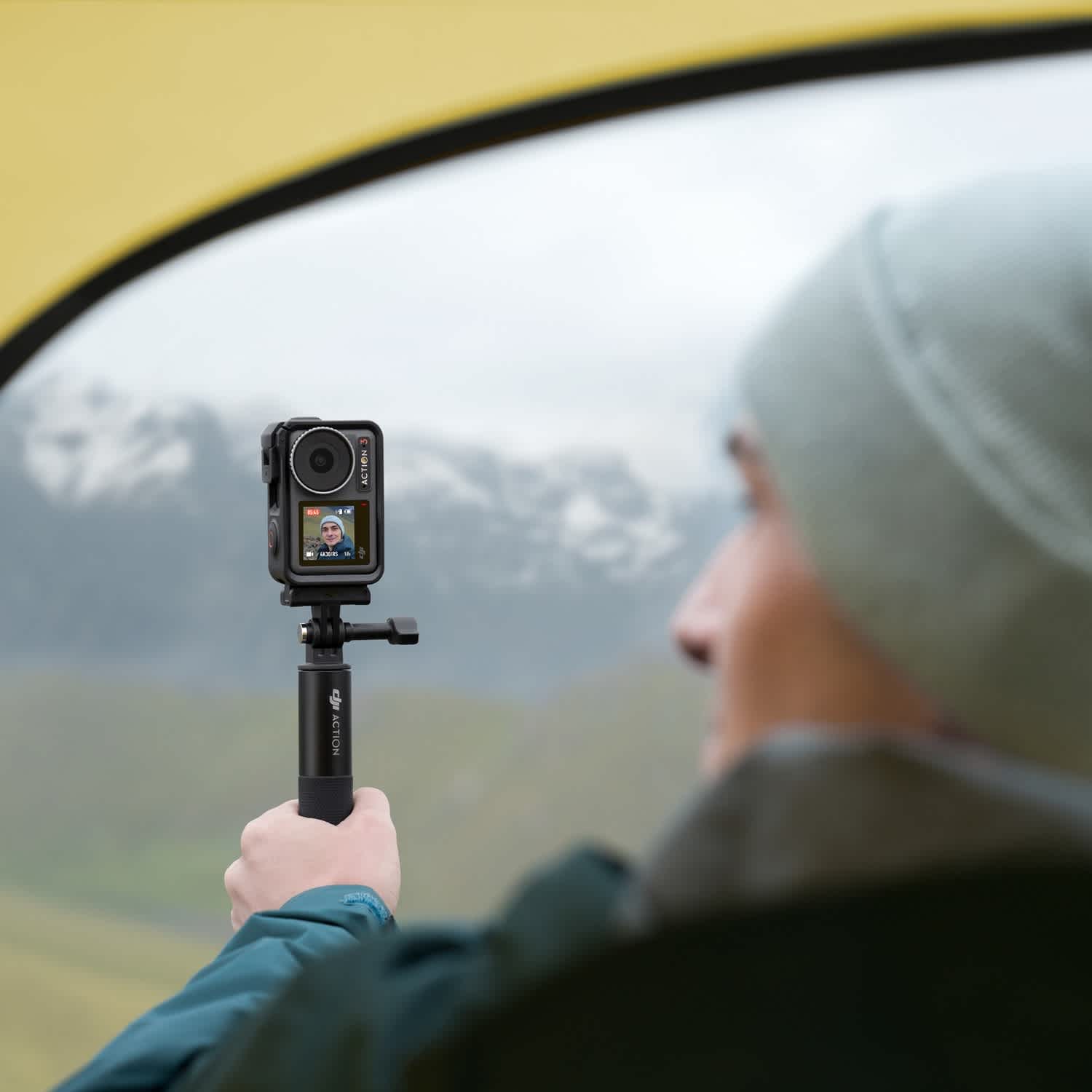 DJI Osmo Pocket displays the screen and camera while in use.