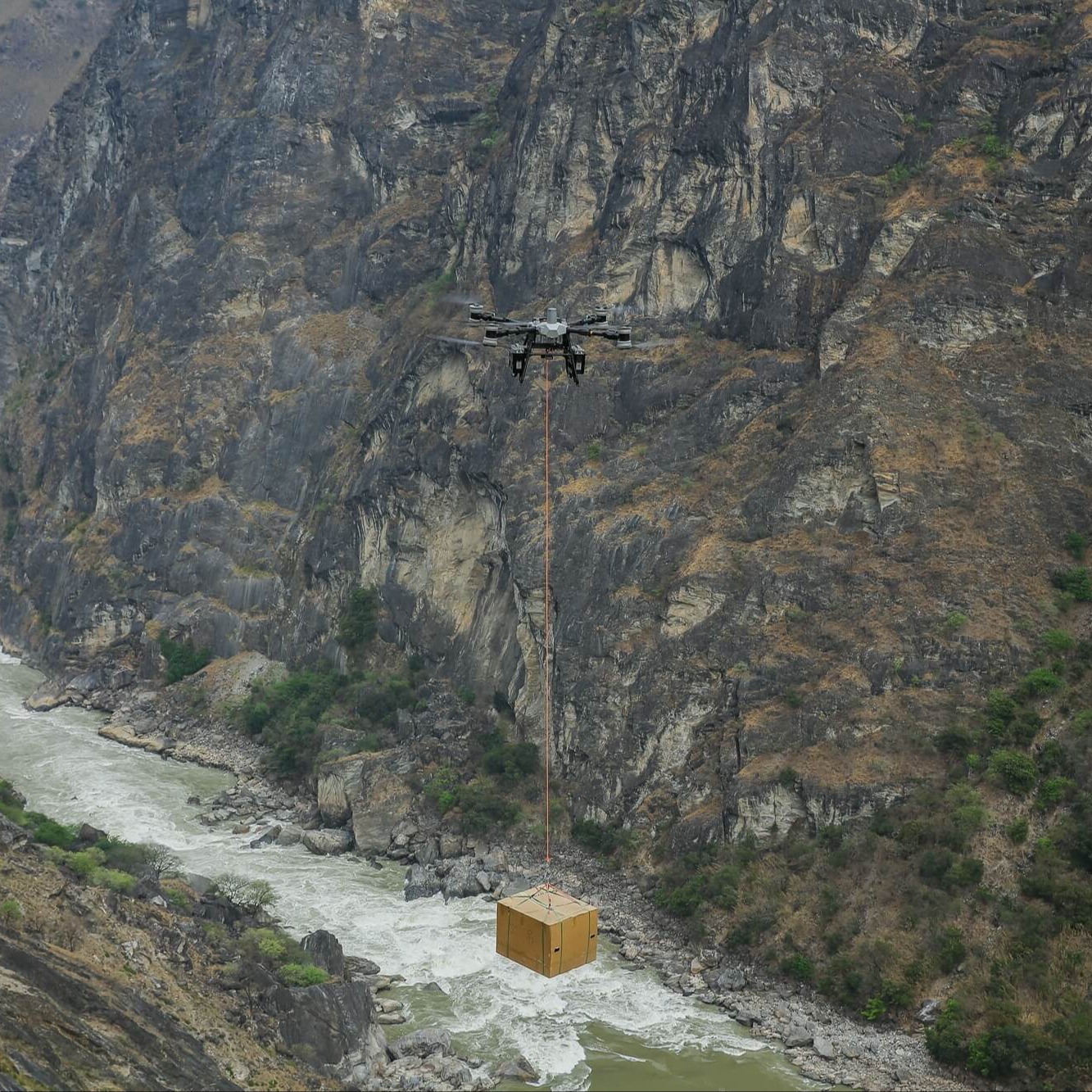 DJI FlyCart 100 Dual-Battery Lifting System.