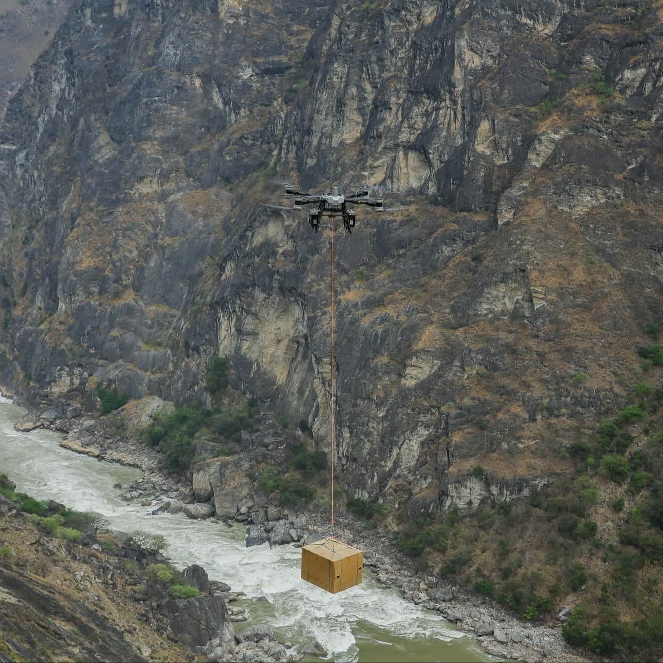 DJI FlyCart 100 Dual-Battery Lifting System.