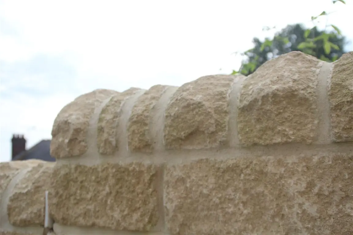 Walling Stone Specials - Cotswold village - Cottage with cappings - Charfeild, Glous