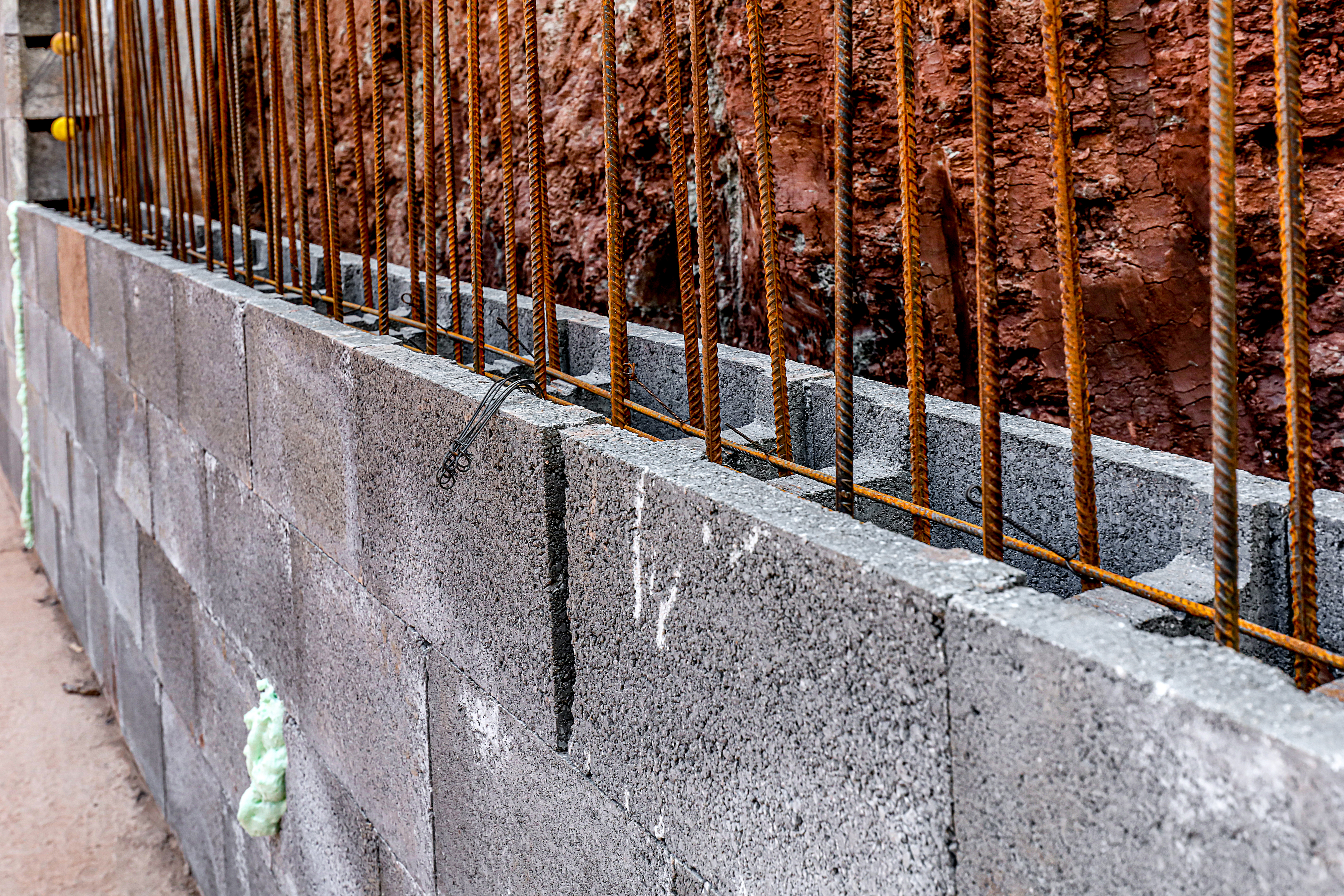 Dry stack concrete store block retaining wall