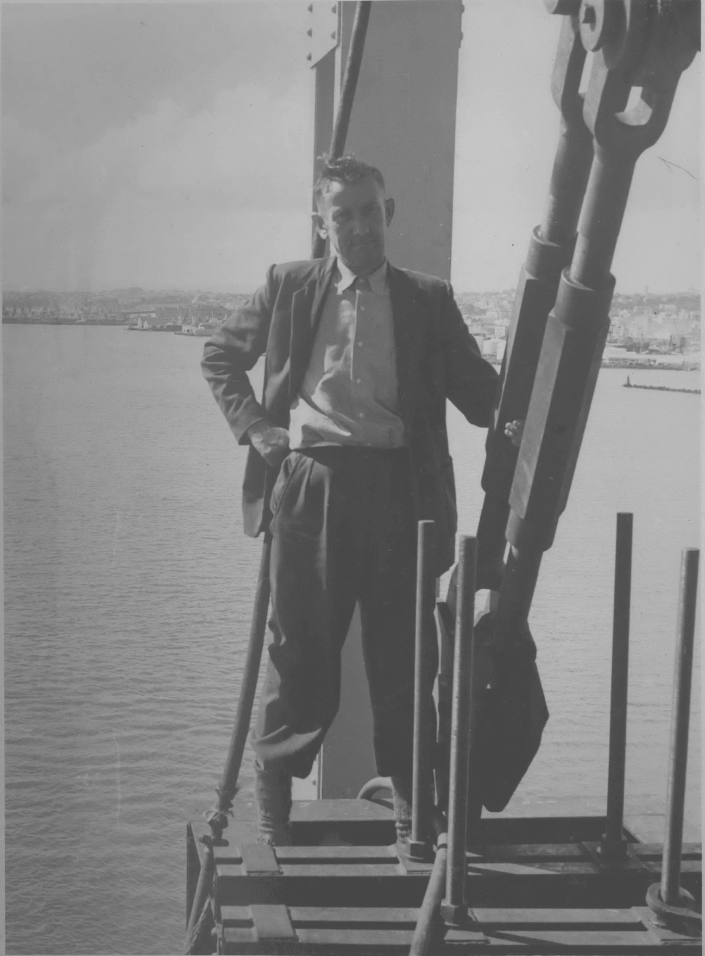 Cranedriver standing on crane