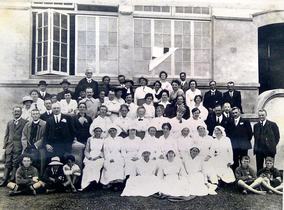 Photograph of nurses, doctors and workers outside Northcote School - a temporary hospital during the influenza epidemic [Incorrectly labelled as Newmarket School]