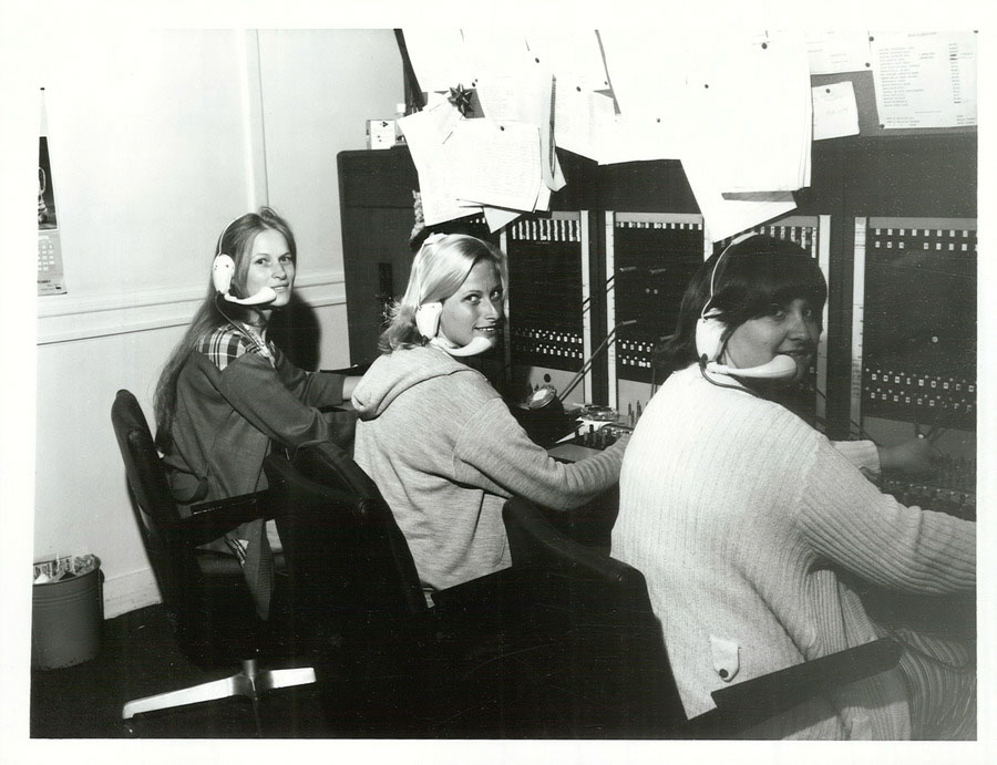 3 women working at a call centre.