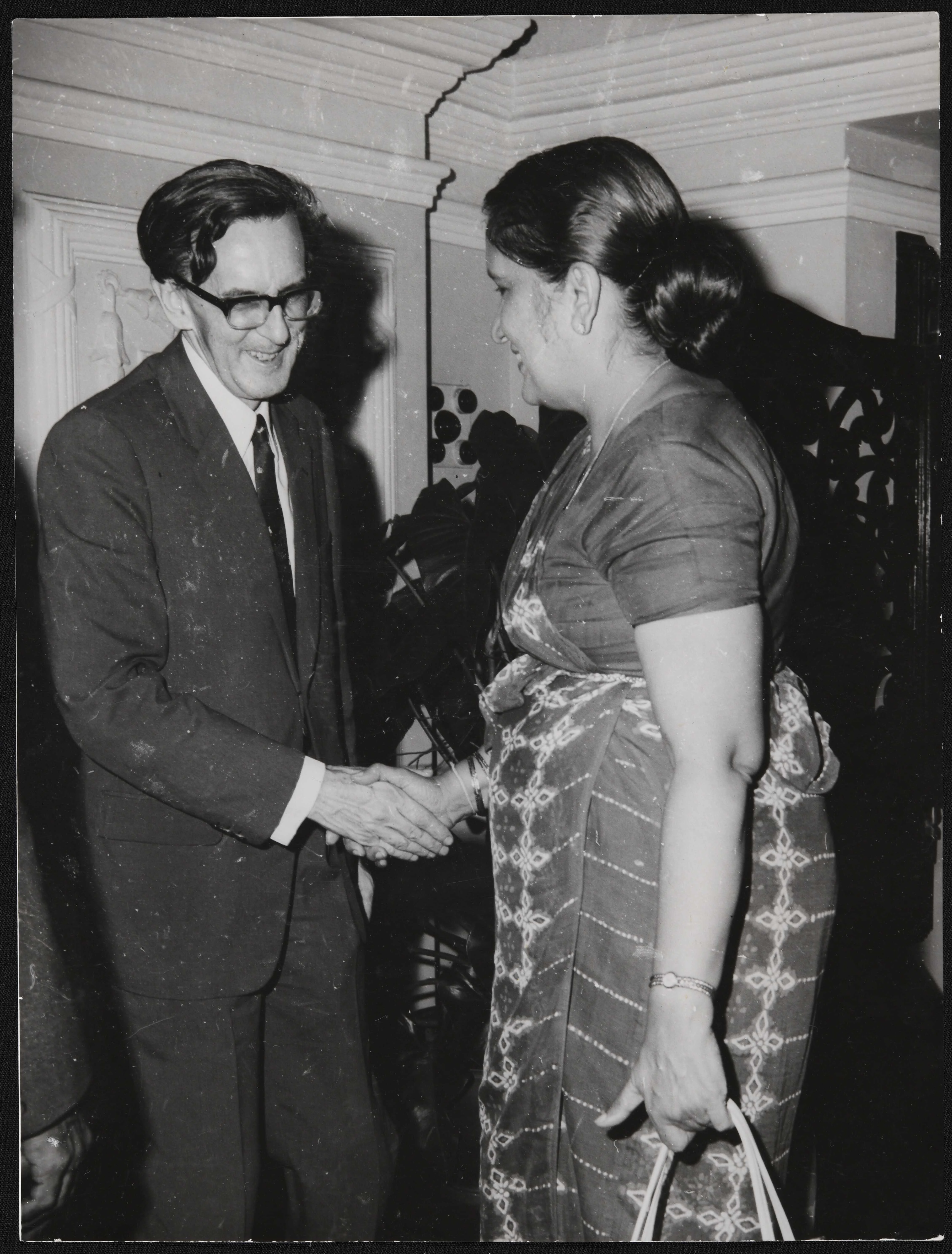 2 people shaking hands.