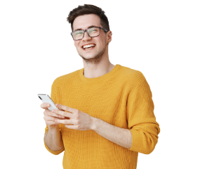 Joven revisando en su celular, que ganó un premio con Billetón