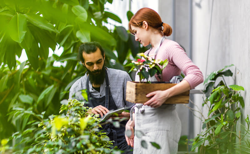 A garden worker on a trial period with supervisor