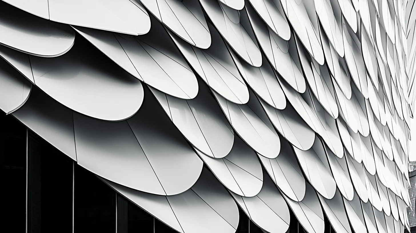 Rivestimento architettonico moderno in bianco e nero con pattern geometrico a squame sovrapposte.