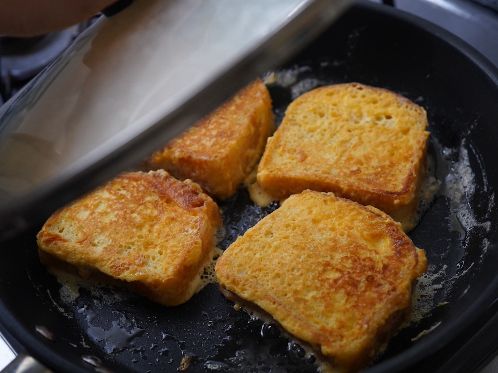 バターが溶けたら食パンを入れ、弱めの中火で片面に焼き色がつくまで焼く。