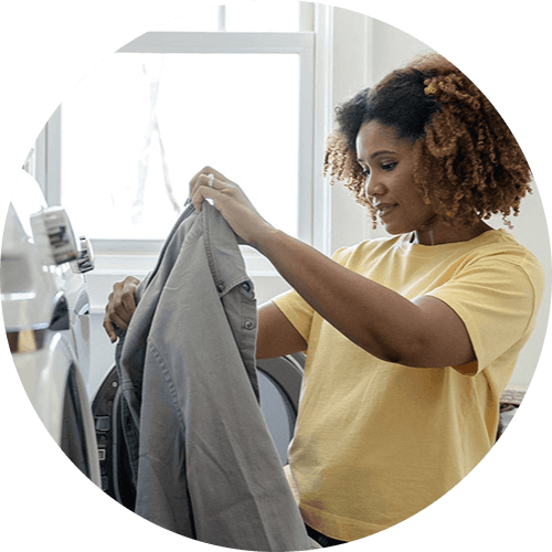 Une femme appréciant le parfum