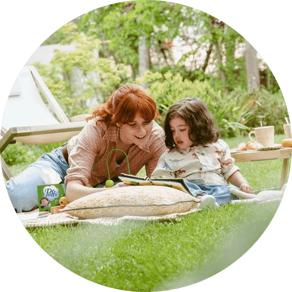 Mère et fille assises au rez-de-jardin