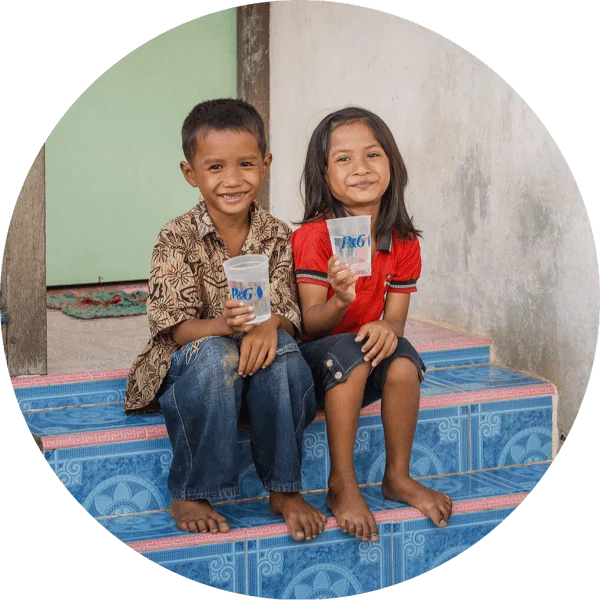 Garçon et fille assis dans les escaliers tenant de l’eau purifiée P&G