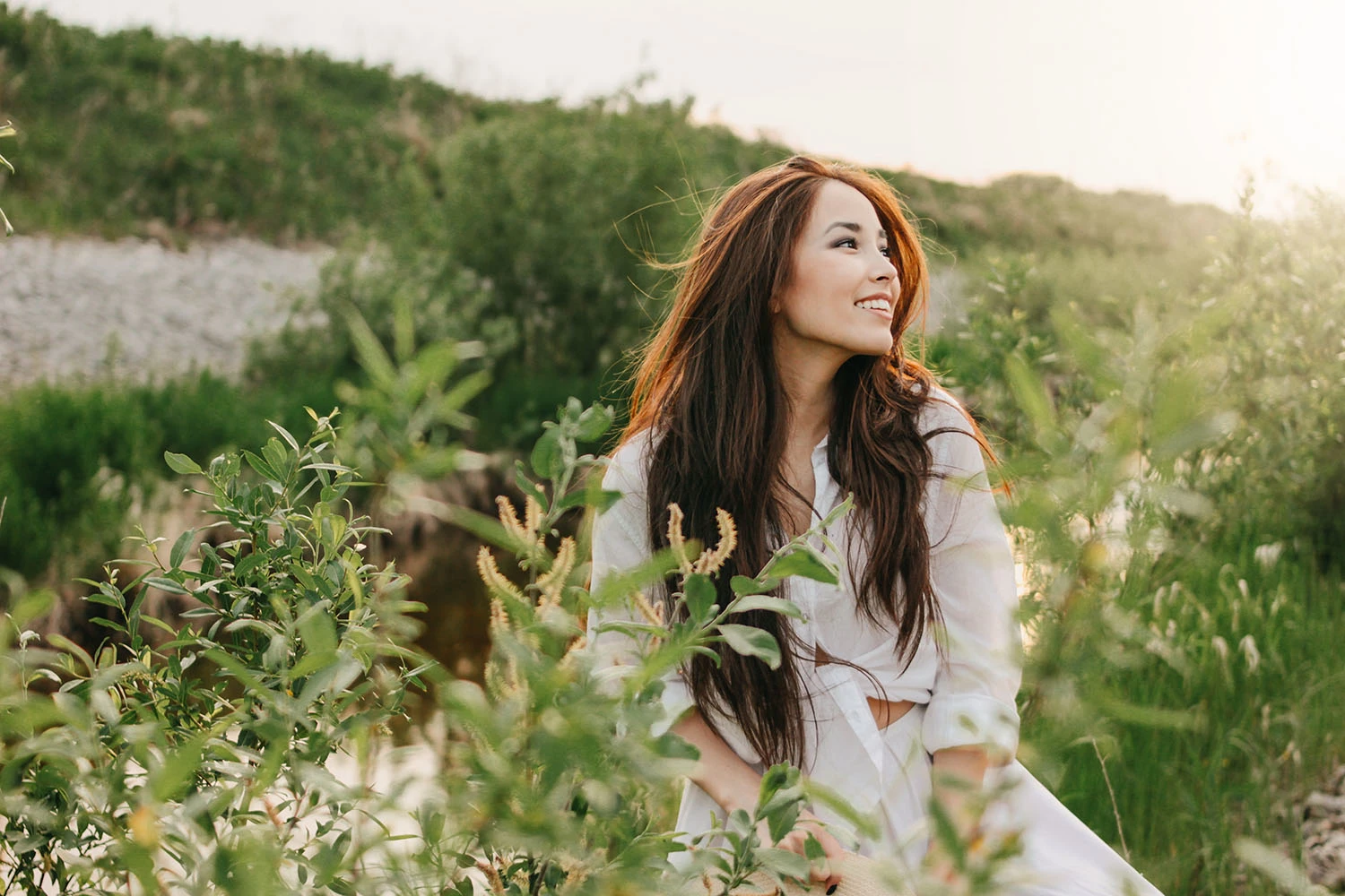 Une fille souriant dans la nature