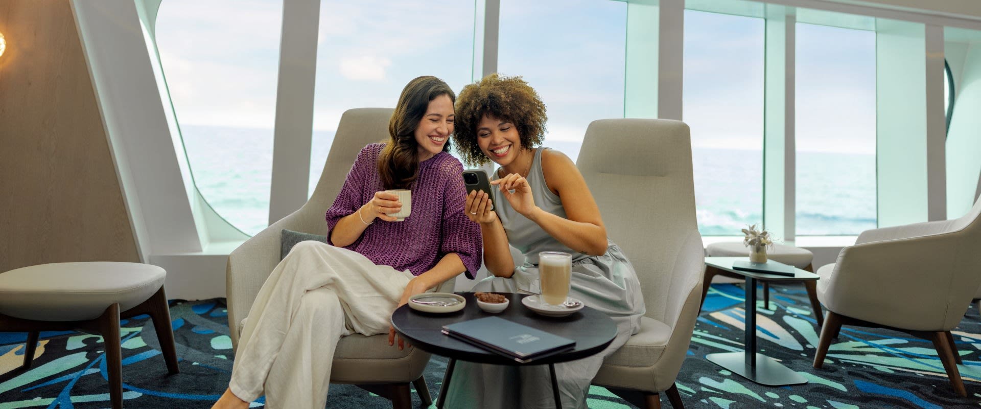 Mein Schiff Relax 2 Frauen schauen aufs Handy