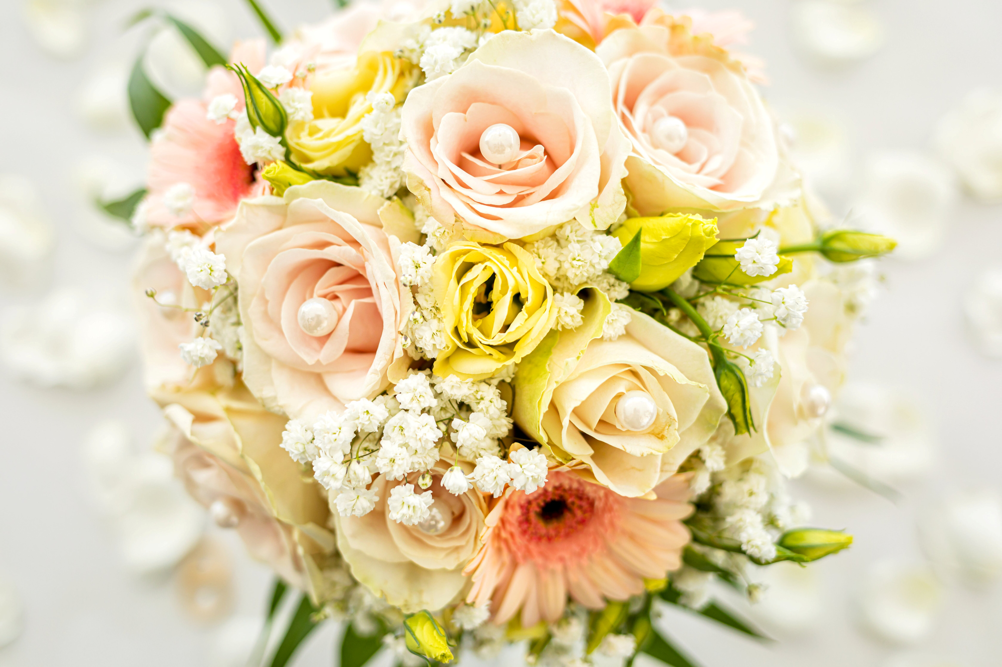 Rosenstrauß mit weißen und gelben Blüten, Perlenverzierung.
