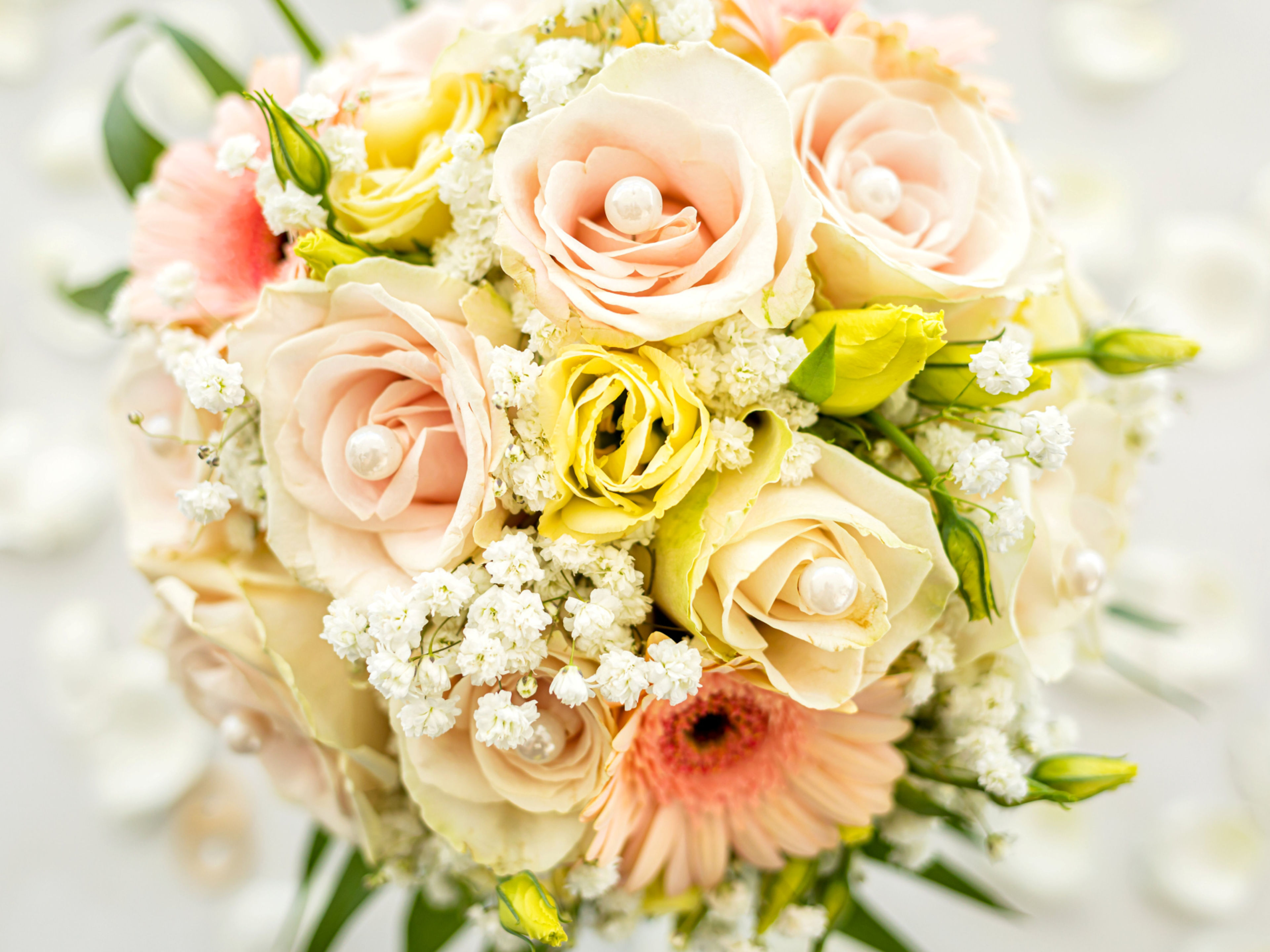 Verlobung an Board (3) Rosenstrauß mit weißen und gelben Blüten, Perlenverzierung.